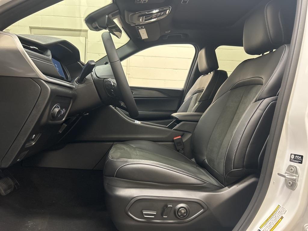 new 2025 Jeep Grand Cherokee car, priced at $40,693