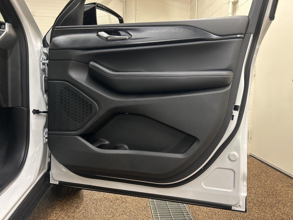 new 2025 Jeep Grand Cherokee car, priced at $40,693