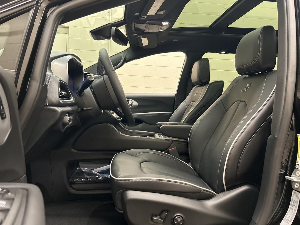 new 2025 Chrysler Pacifica car, priced at $54,667