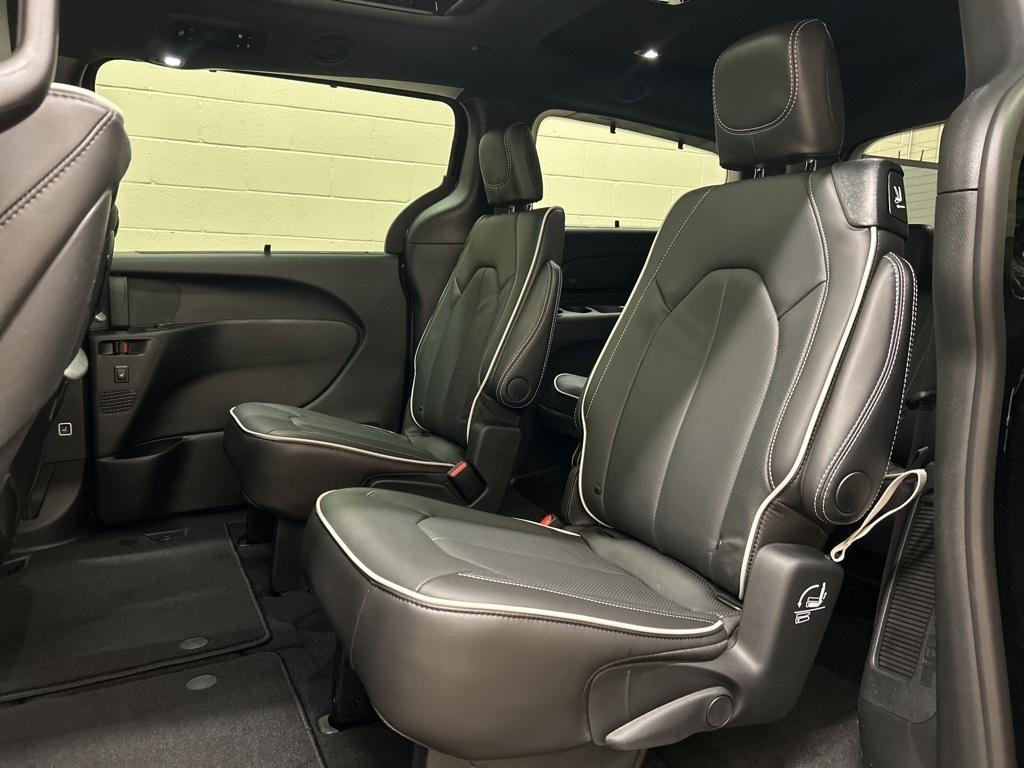 new 2025 Chrysler Pacifica car