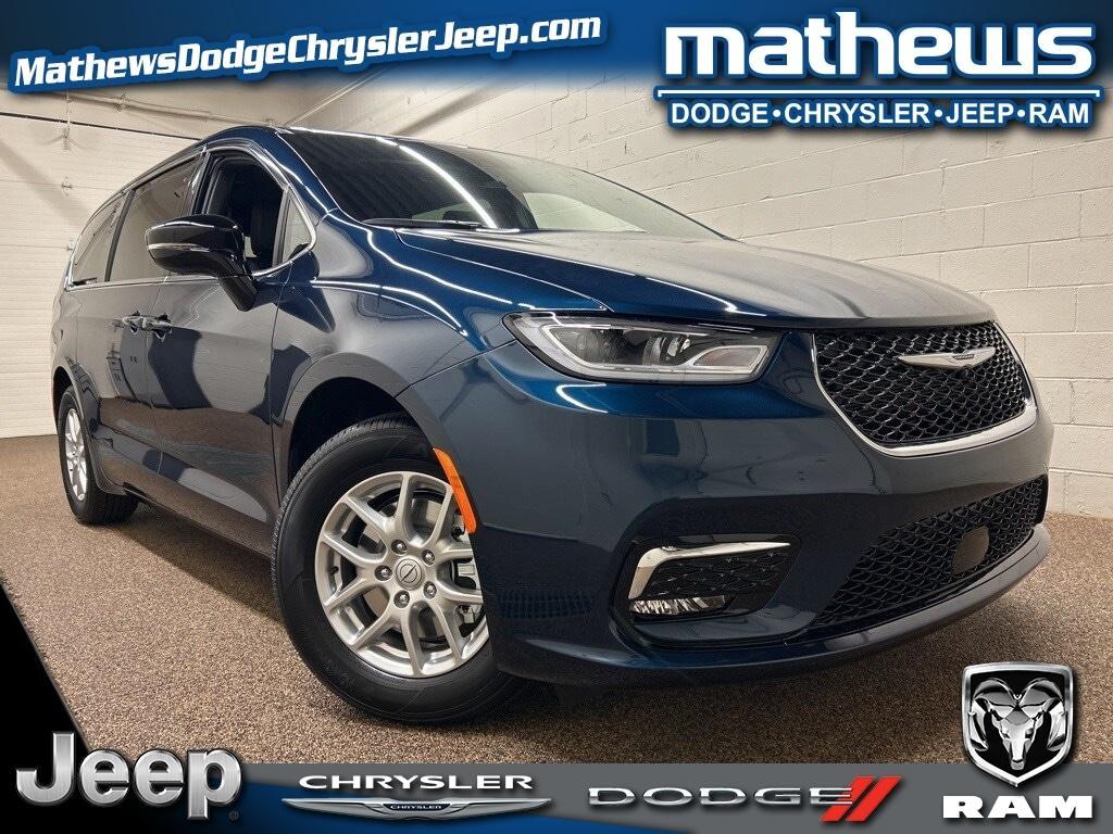 new 2025 Chrysler Pacifica car, priced at $42,020