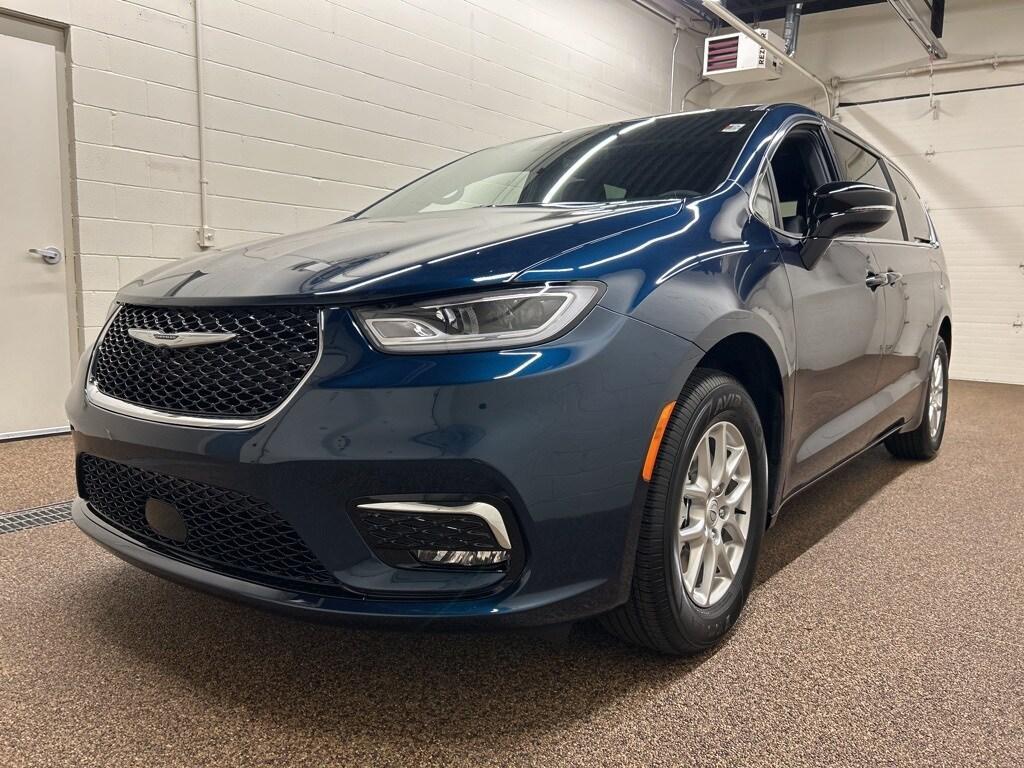 new 2025 Chrysler Pacifica car, priced at $42,020