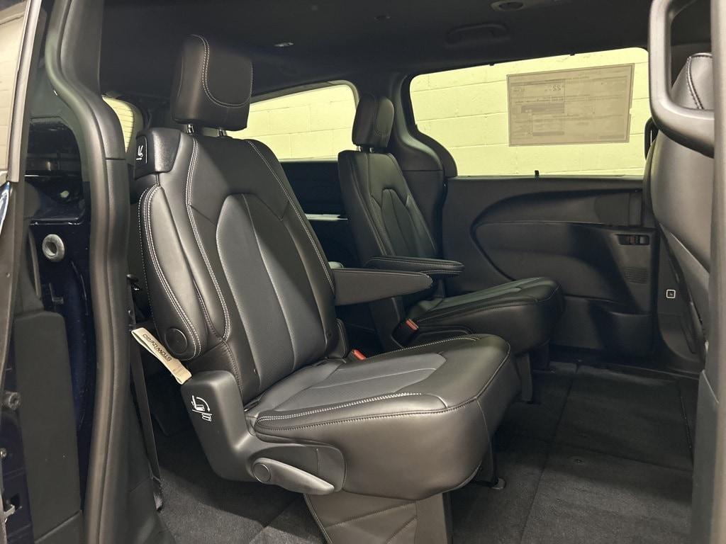 new 2025 Chrysler Pacifica car, priced at $42,020