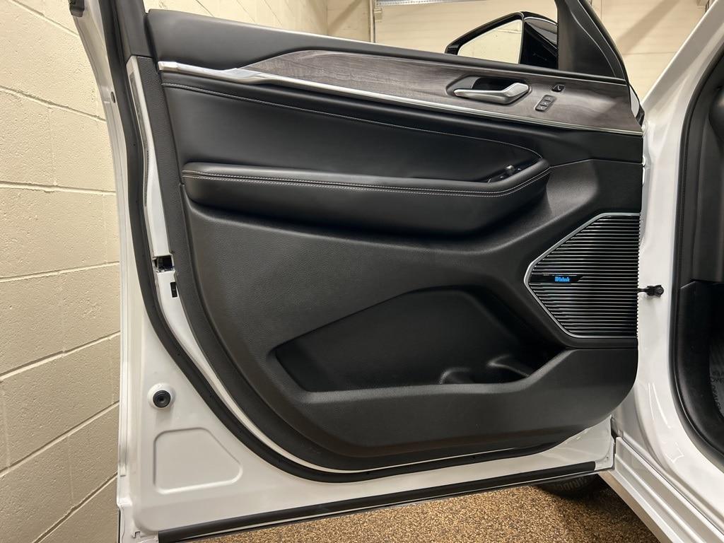 used 2022 Jeep Grand Cherokee car, priced at $33,000