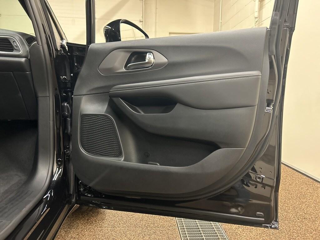 new 2025 Chrysler Pacifica car
