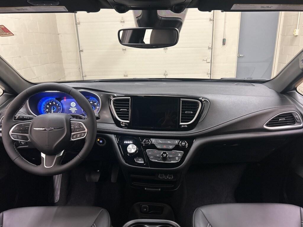 new 2025 Chrysler Pacifica car