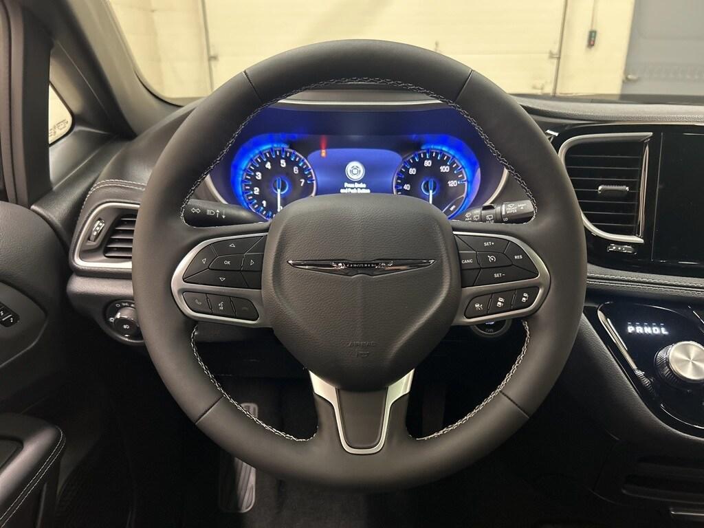 new 2025 Chrysler Pacifica car