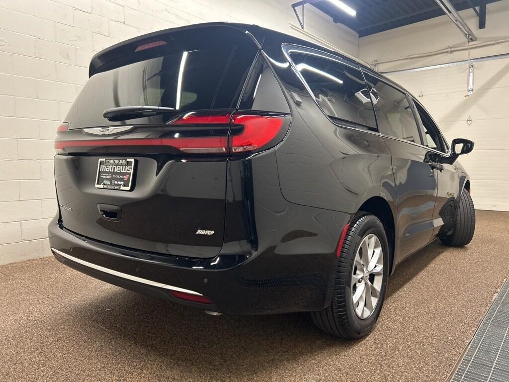 new 2025 Chrysler Pacifica car