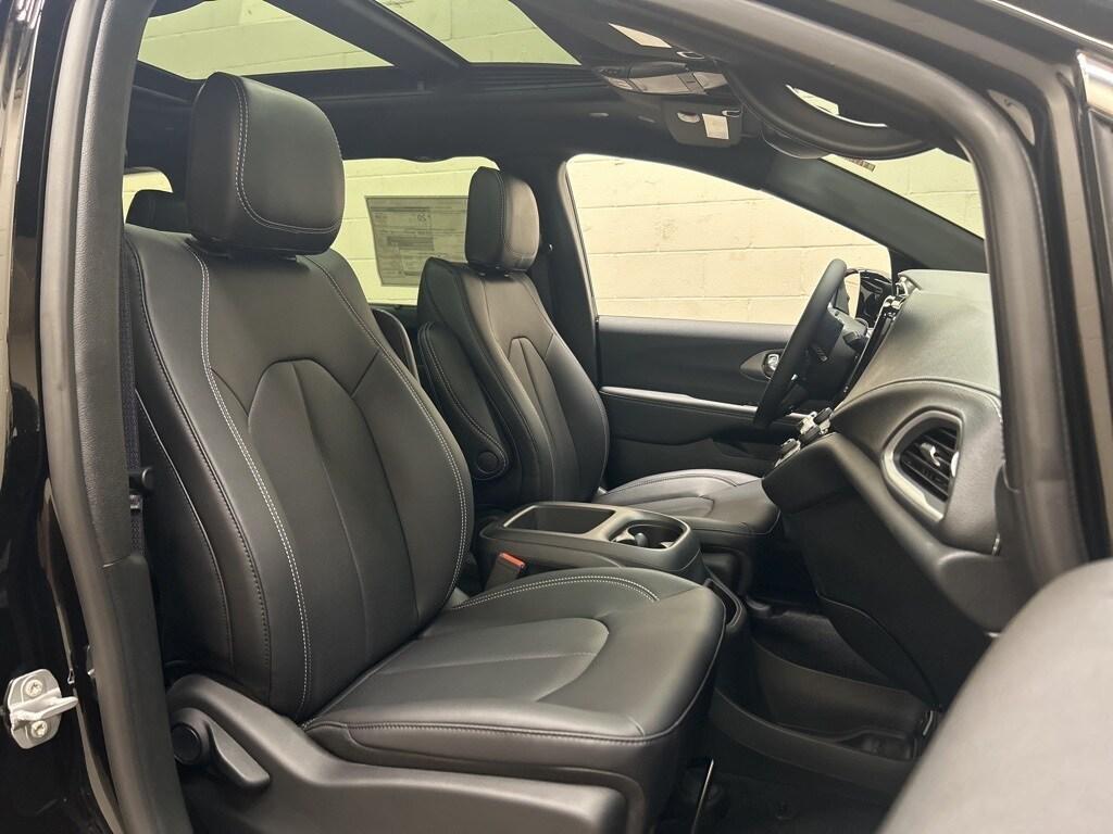 new 2025 Chrysler Pacifica car