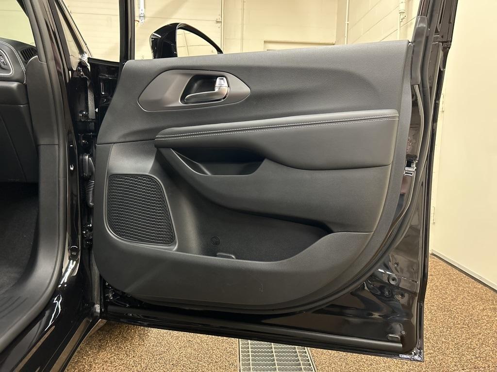 new 2025 Chrysler Pacifica car, priced at $41,596