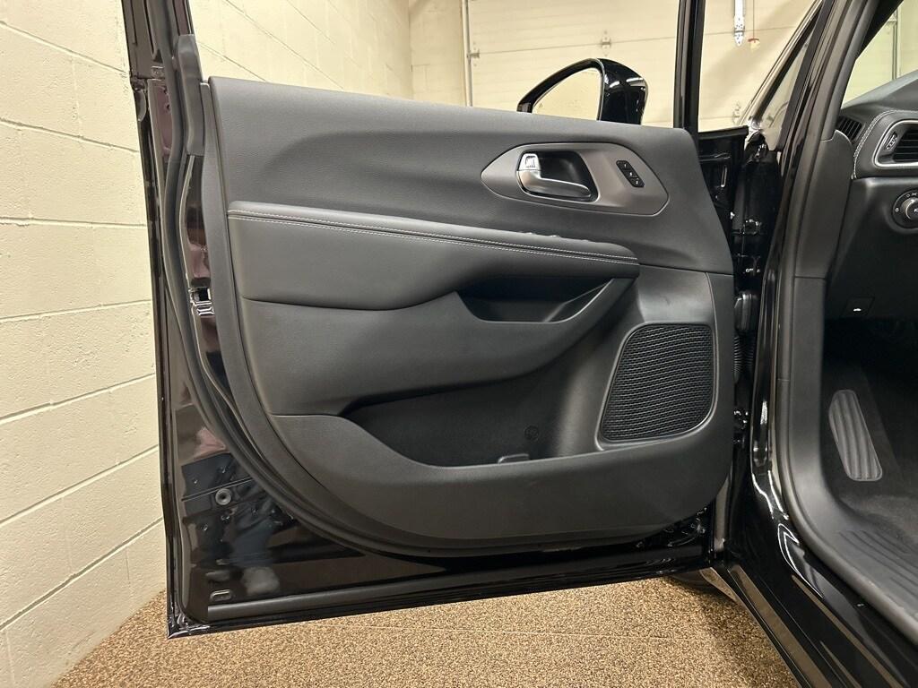 new 2025 Chrysler Pacifica car, priced at $41,596