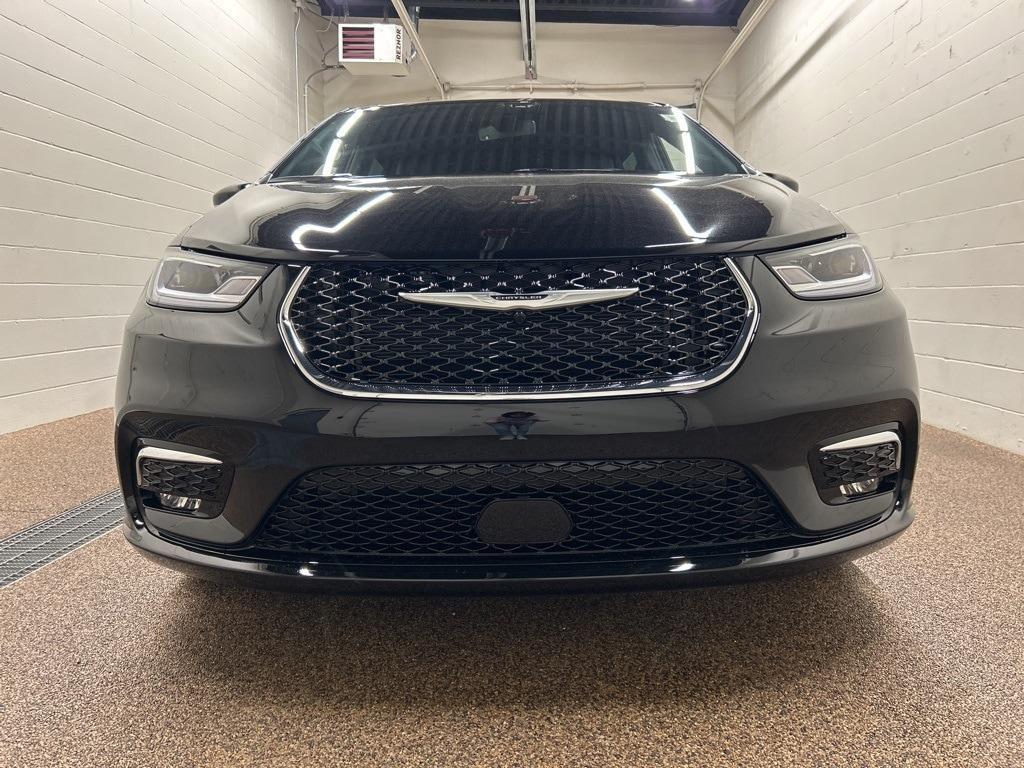 new 2025 Chrysler Pacifica car, priced at $41,596