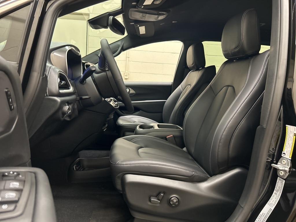 new 2025 Chrysler Pacifica car, priced at $41,596