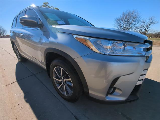 used 2019 Toyota Highlander car, priced at $27,999