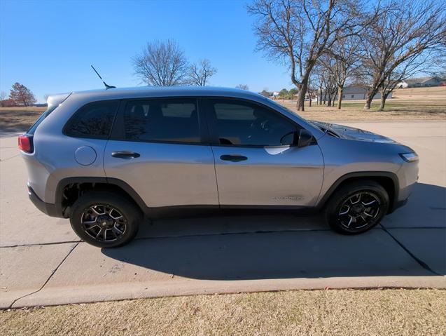 used 2016 Jeep Cherokee car, priced at $12,999