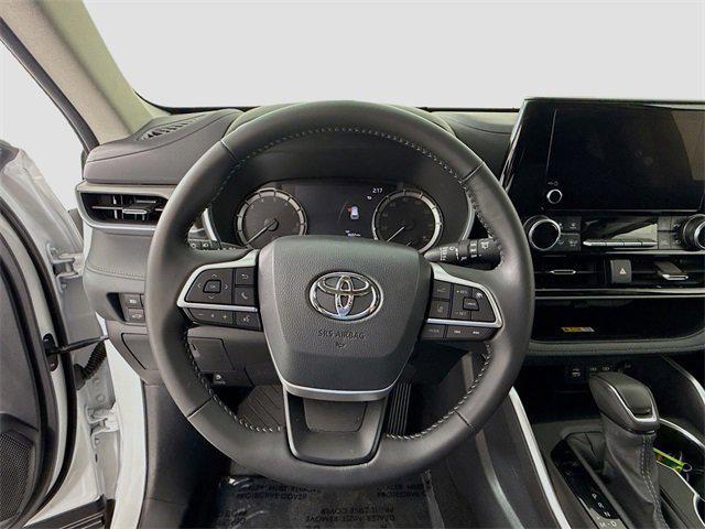 used 2025 Toyota Highlander car, priced at $47,981