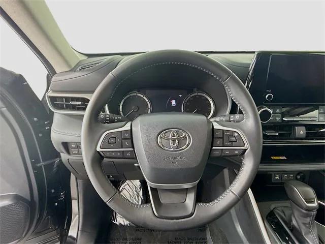 used 2025 Toyota Highlander car, priced at $48,481