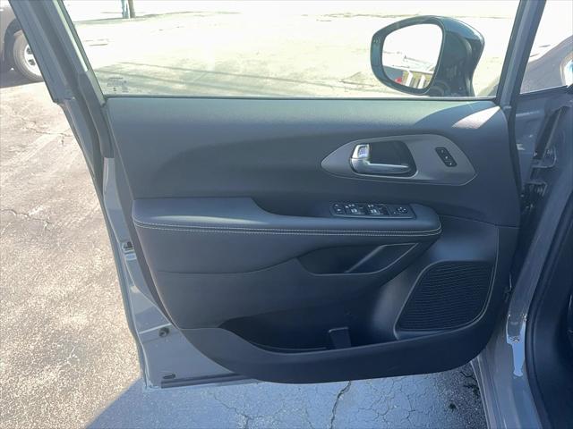 new 2025 Chrysler Pacifica car, priced at $45,920
