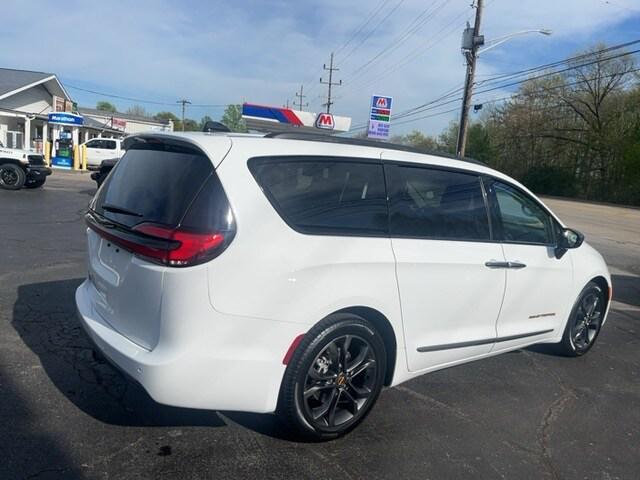 new 2024 Chrysler Pacifica car, priced at $45,550