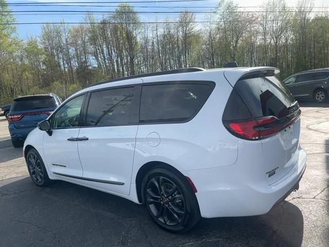 new 2024 Chrysler Pacifica car, priced at $45,550