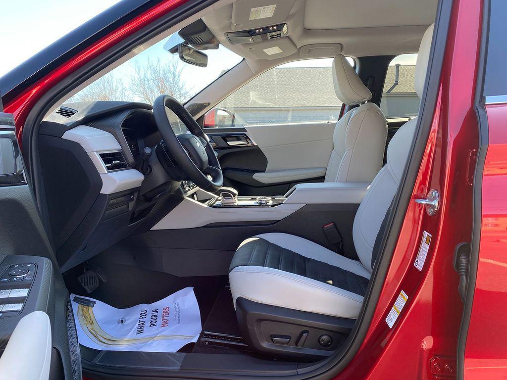 new 2025 Mitsubishi Outlander car, priced at $40,068