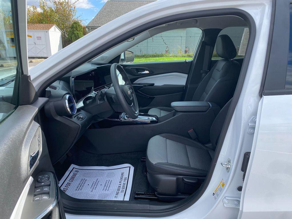 used 2025 Chevrolet Trax car, priced at $24,321