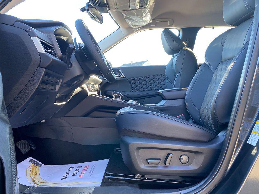 new 2024 Mitsubishi Outlander car, priced at $33,020