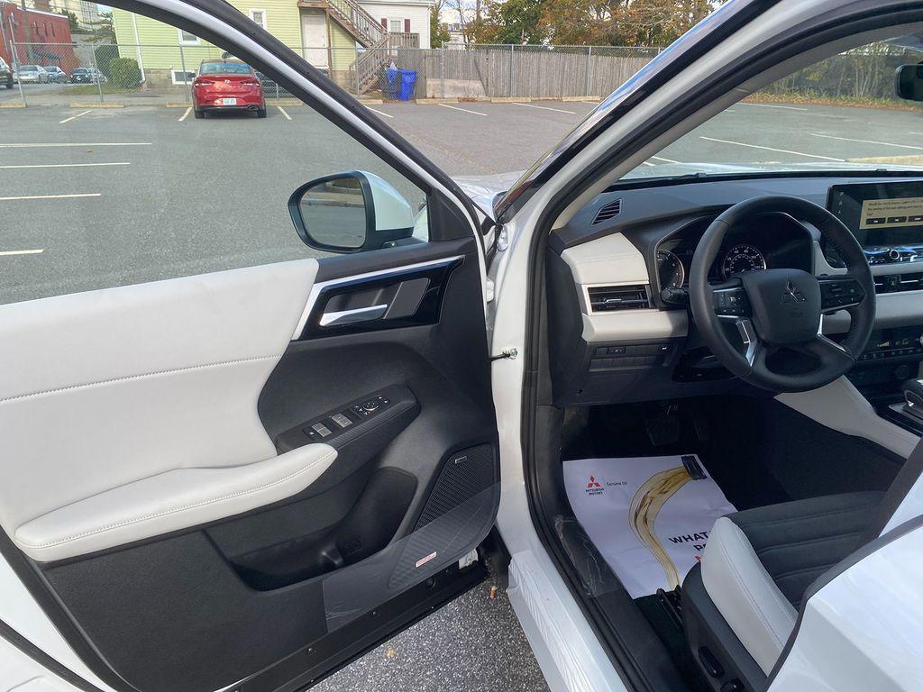 new 2025 Mitsubishi Outlander car, priced at $38,403