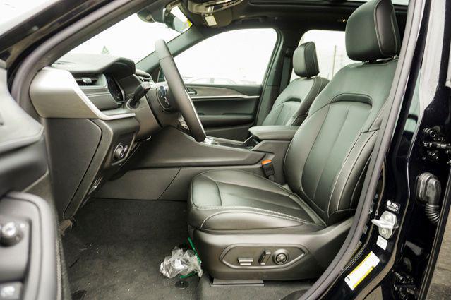 new 2025 Jeep Grand Cherokee car, priced at $49,000