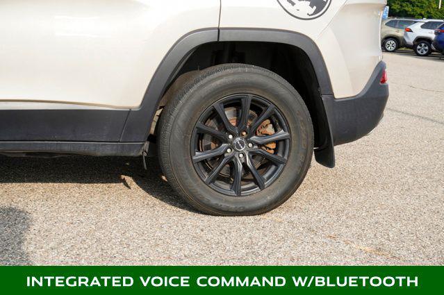 used 2015 Jeep Cherokee car, priced at $10,995