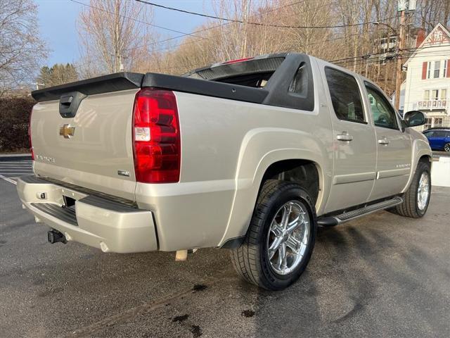 used 2009 Chevrolet Avalanche car, priced at $13,990