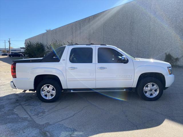 used 2007 Chevrolet Avalanche car, priced at $10,990