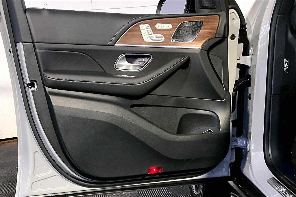 new 2025 Mercedes-Benz GLS 580 car, priced at $122,620