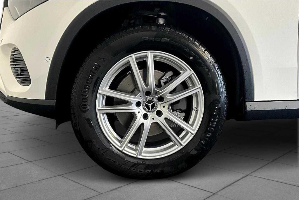 new 2025 Mercedes-Benz GLC 300 car, priced at $58,650