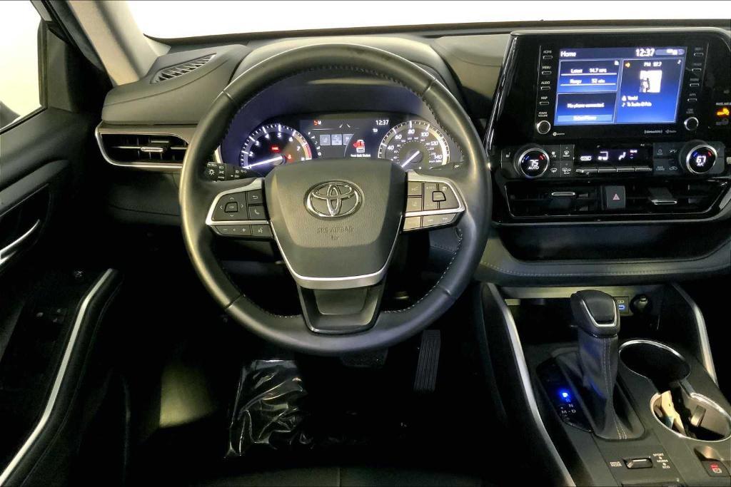 used 2022 Toyota Highlander car, priced at $39,211