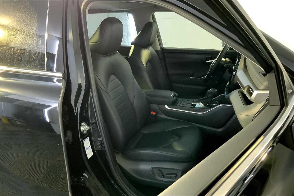 used 2022 Toyota Highlander car, priced at $39,211