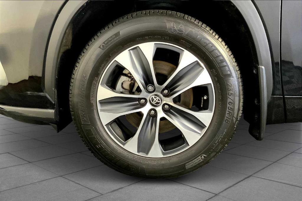 used 2022 Toyota Highlander car, priced at $39,211