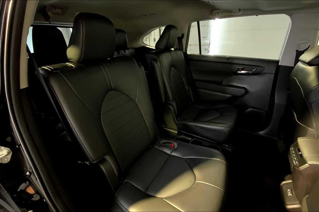 used 2022 Toyota Highlander car, priced at $39,211