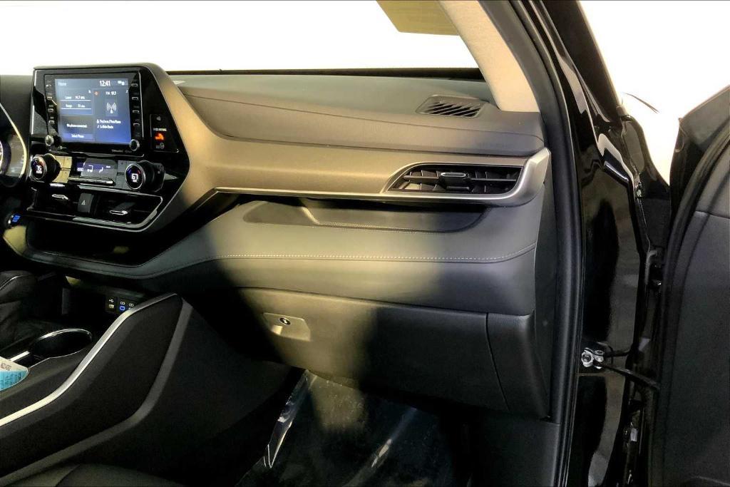 used 2022 Toyota Highlander car, priced at $39,211