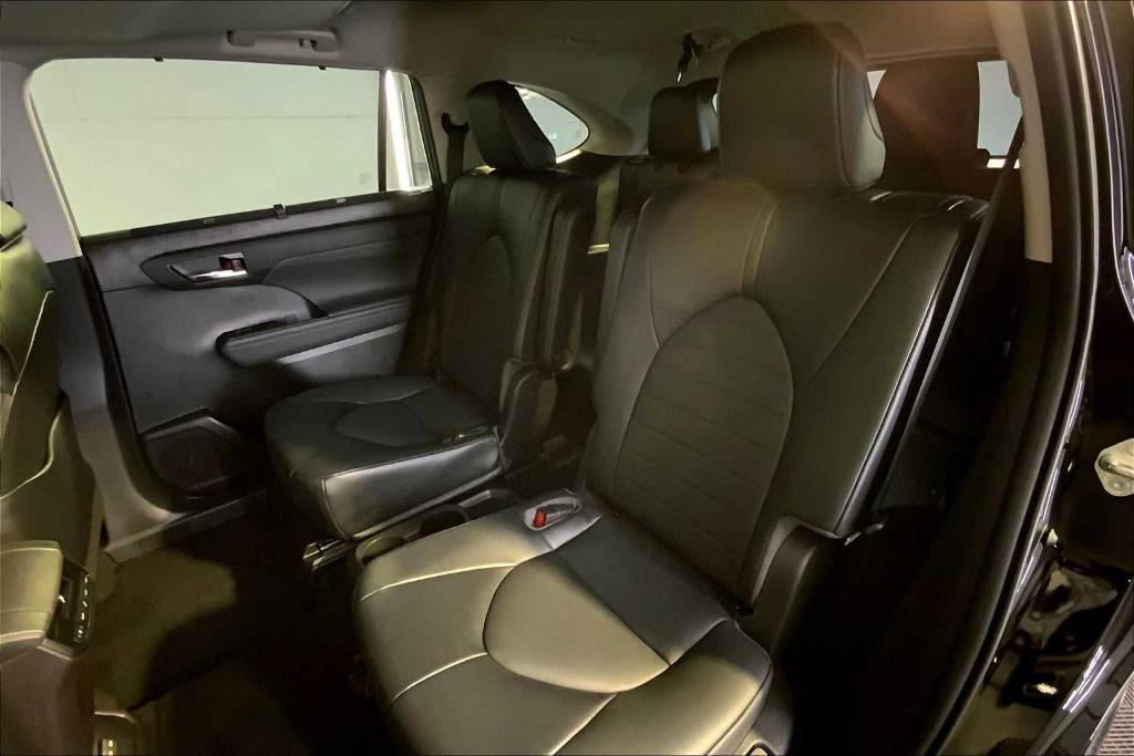used 2022 Toyota Highlander car, priced at $39,211