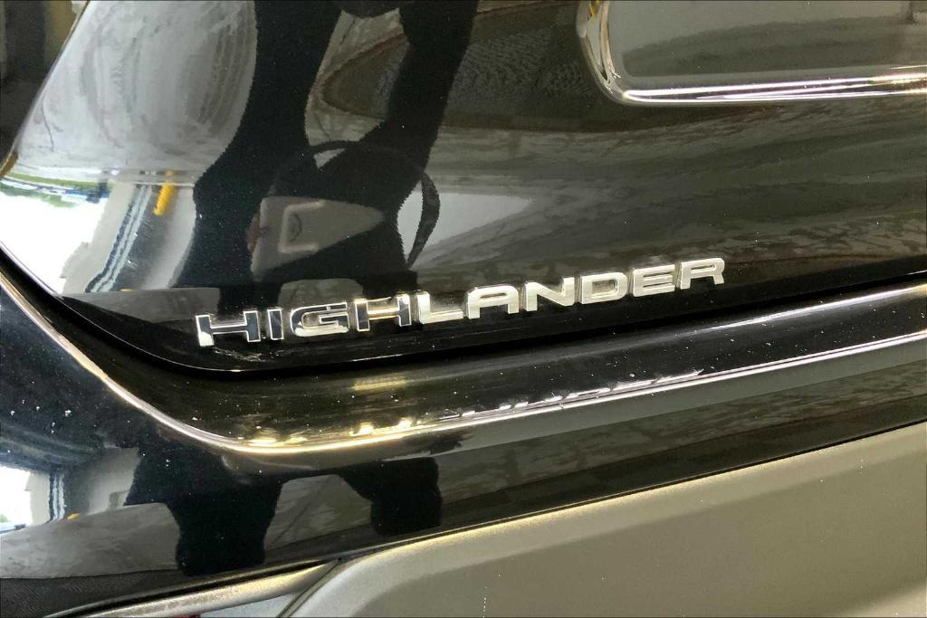 used 2022 Toyota Highlander car, priced at $39,211