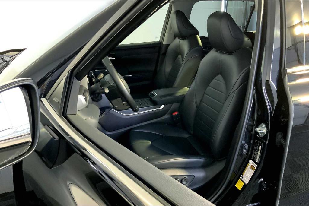 used 2022 Toyota Highlander car, priced at $39,211