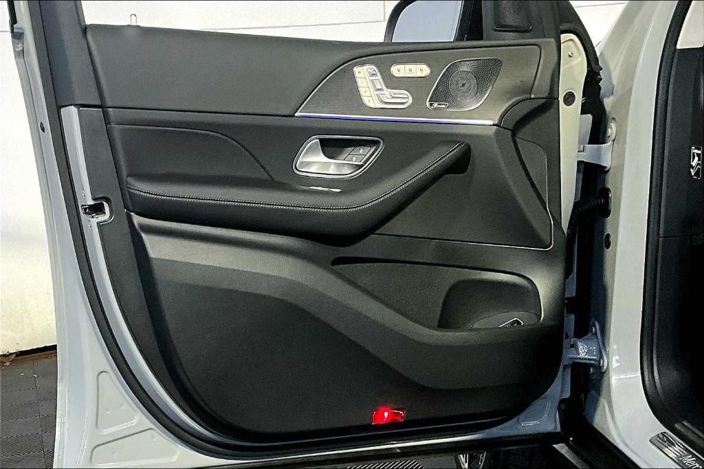 new 2025 Mercedes-Benz GLS 450 car, priced at $98,275