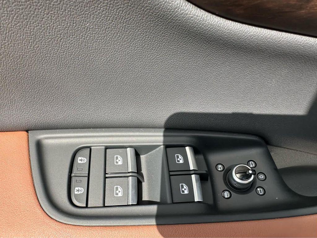 new 2025 Audi Q7 car, priced at $70,070