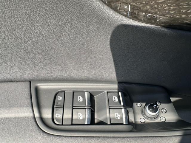 new 2025 Audi Q7 car, priced at $77,480