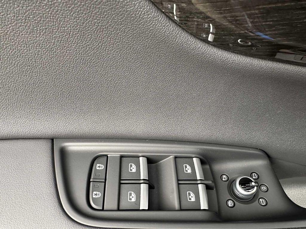 new 2025 Audi Q7 car, priced at $71,694