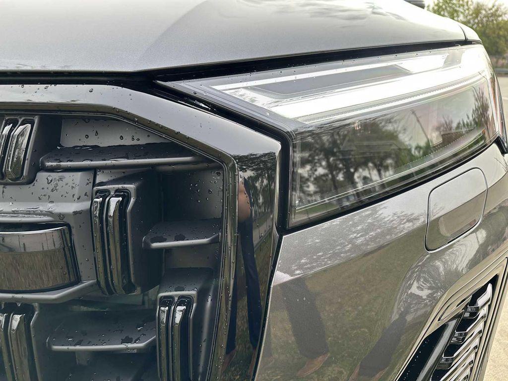 new 2025 Audi Q7 car, priced at $71,694