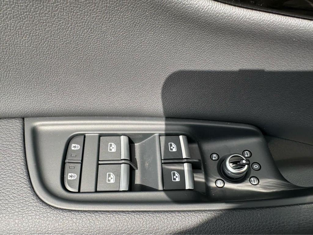 new 2025 Audi Q7 car, priced at $70,770