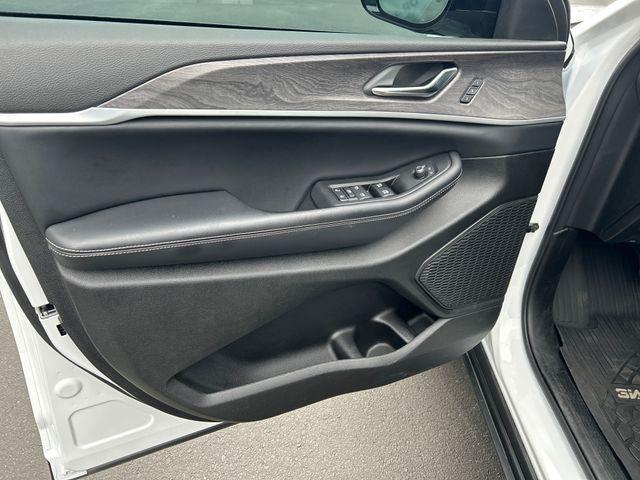 used 2024 Jeep Grand Cherokee car, priced at $39,630