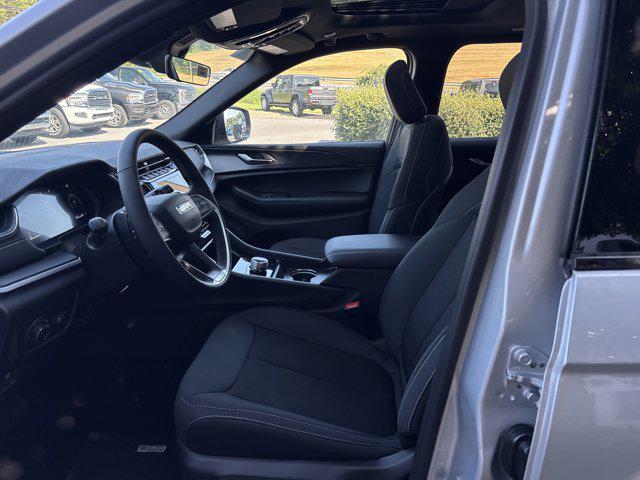 new 2025 Jeep Grand Cherokee car, priced at $40,670